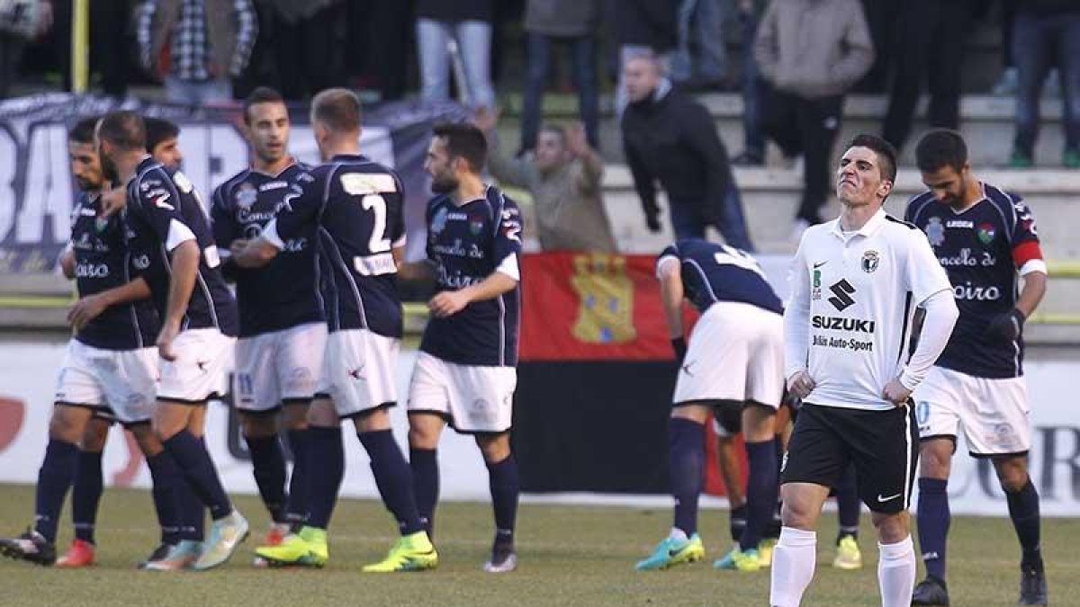 Jorge Fernández se lamenta después de que el Burgos encajara un gol en un choque disputado en El Plantío.-SANTI OTERO