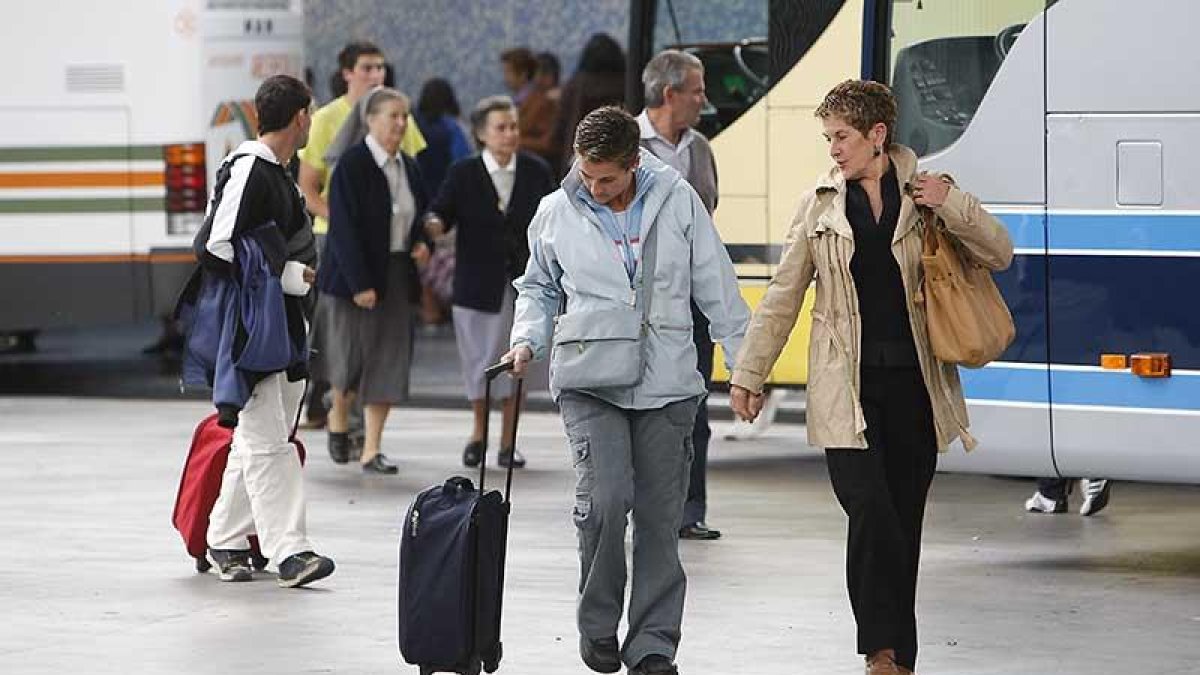 Unas pasajeras caminan por la Estación de Autobuses de Burgos, que cuenta con 17 dársenas.-RAÚL G. OCHOA