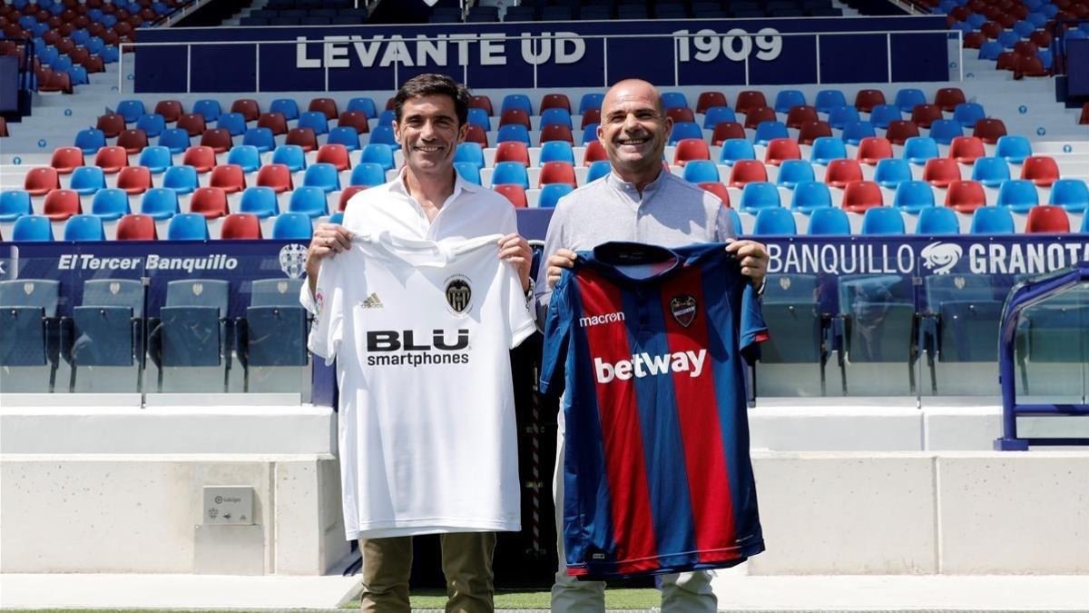 Los entrenadores del Valencia CF y del Levante UD, Marcelino García Toral y Paco López, posan este viernes tras una rueda de prensa conjunta. /-JUAN CARLOS CÁRDENAS (EFE)