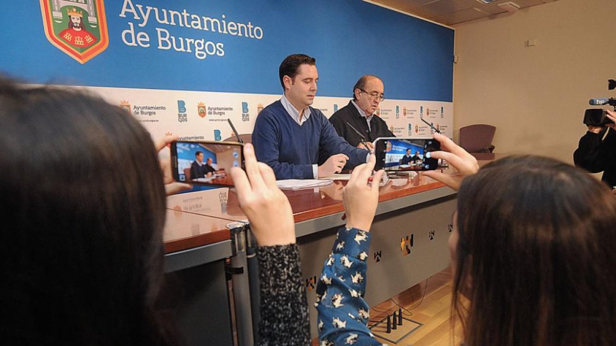 Los concejales Daniel de la Rosa y Antonio Fernández Santos, ayer, durante la rueda de prensa.-ISRAEL L. MURILLO