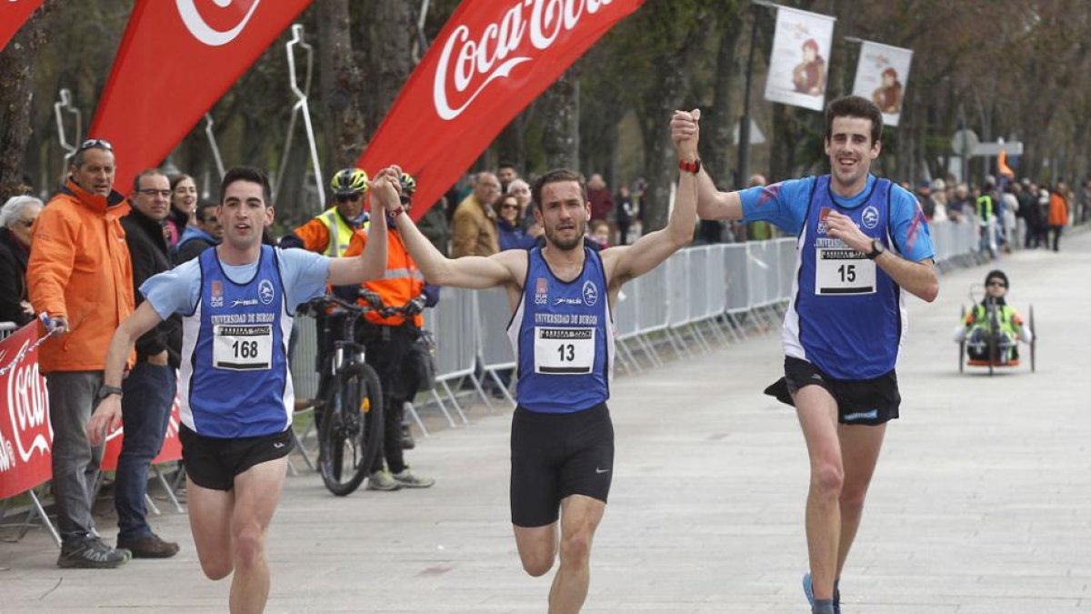 Javier Andrés, Roberto Vicario y David García Azofra cruzaron la línea de meta cogidos de la mano.-SANTI OTERO