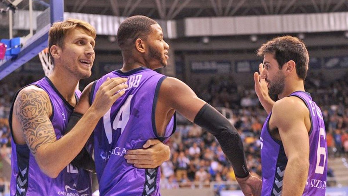 Rivero recibe las felicitaciones de Javi Vega y Bruno Fitipaldo en el partido contra el Hapoel Jerusalén.-MARÍA GONZÁLEZ