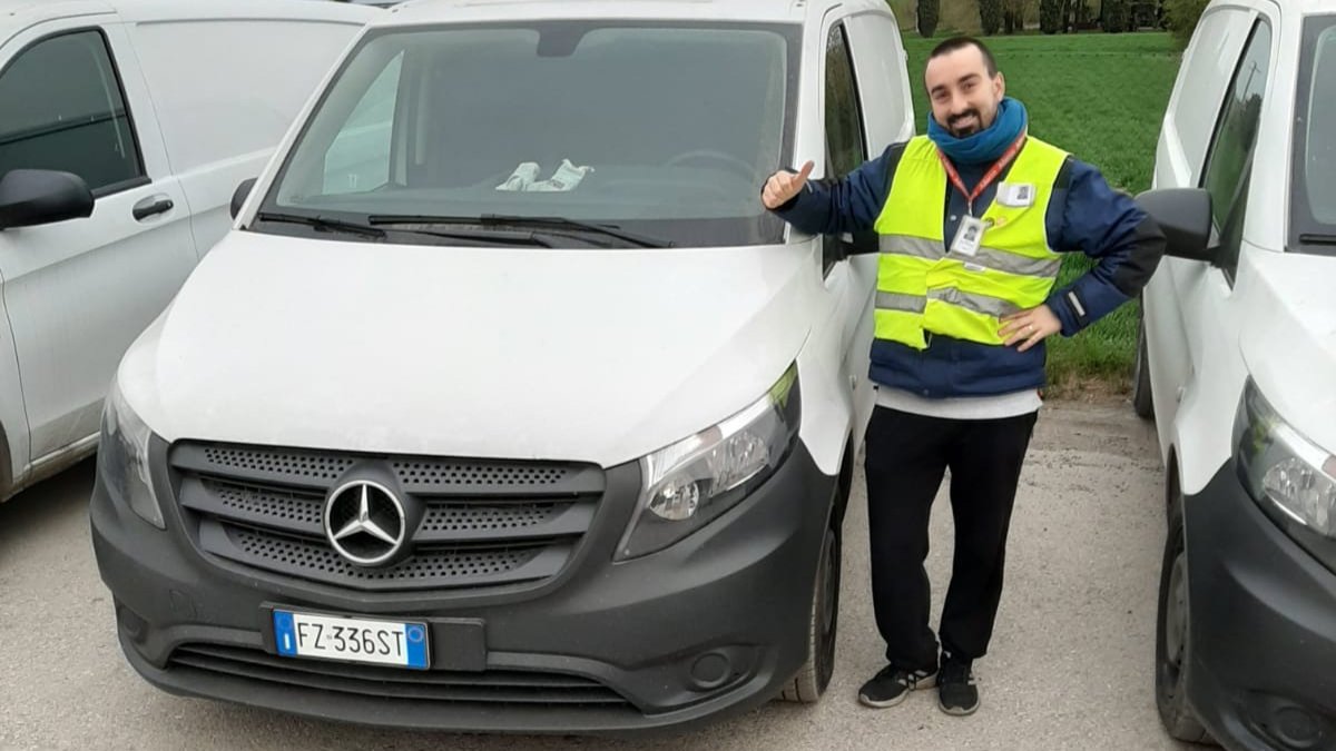 Pese al coronavirus, David sigue trabajando como repartidor de comercio electrónico en Bolonia. / ECB