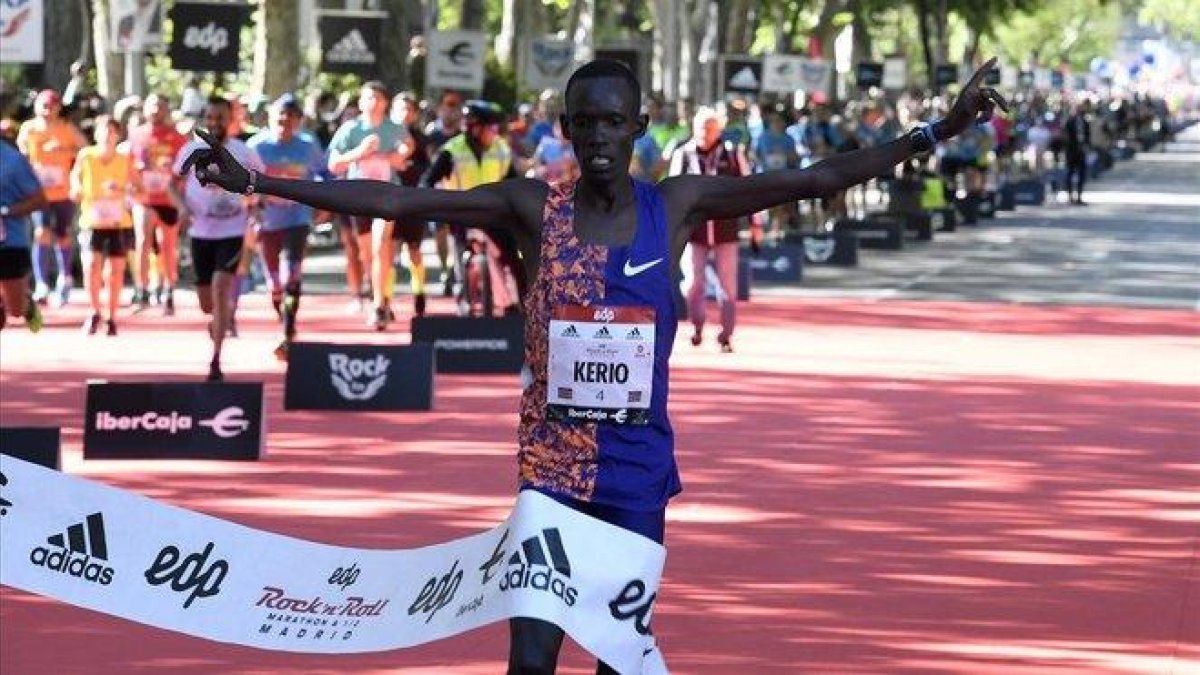 El atleta keniano Reuben Kerio gana este sábado la 42ª edición de la media maratón masculina de Madrid.-EFE / VÍCTOR LERENA