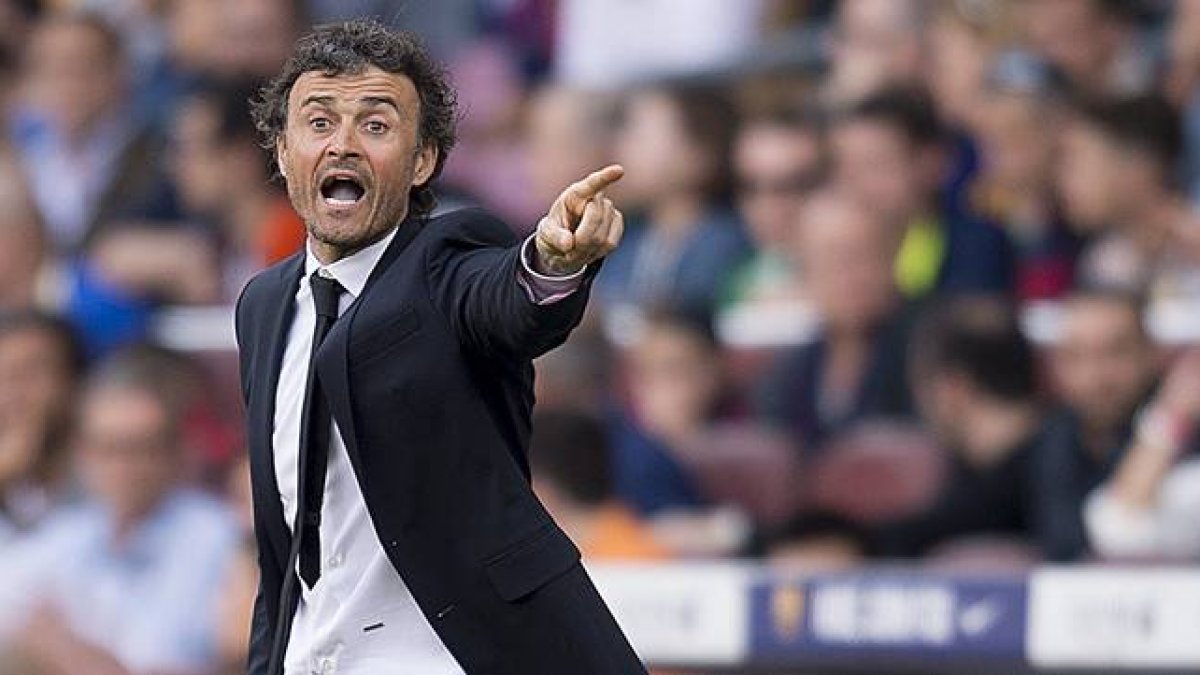 Luis Enrique da instrucciones a sus jugadores, durante el partido entre el Barça y el Valencia disputado en el Camp Nou.-Foto: JORDI COTRINA