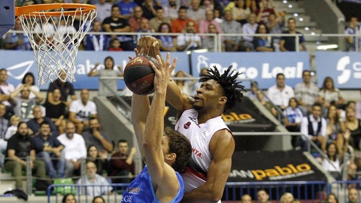 El jugador del Zaragoza Okoye frena a Kravtsov en un lance del partido disputado el pasado fin de semana.-SANTI OTERO