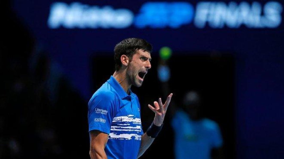 Djokovic expresa su rabia durante el partido contra Berrettini.-AFP / ADRIAN DENNIS