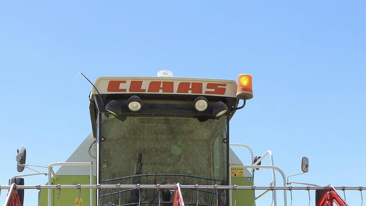 Baldomero y Jorge, padre e hijo, en plenas labores de cosecha en su explotación de Fresno El Viejo-M. C.
