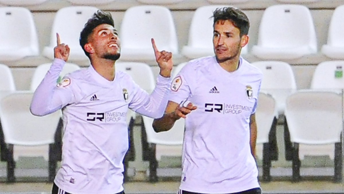 Javi Gómez festeja con Unai Elgezabal, que le dio la asistencia, el gol que a la postre dio la victoria al Burgos CF frente al Numancia. ISRAEL L. MURILLO