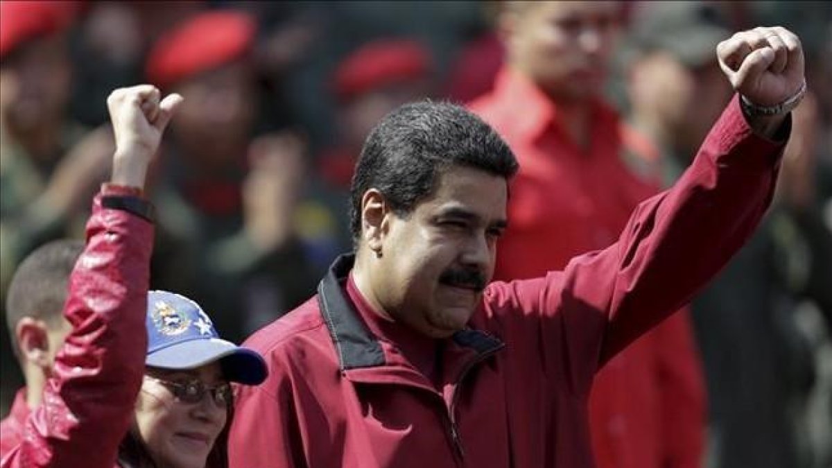 Nicolás Maduro con su esposa en Caracas.-REUTERS/ MARCO BELLO