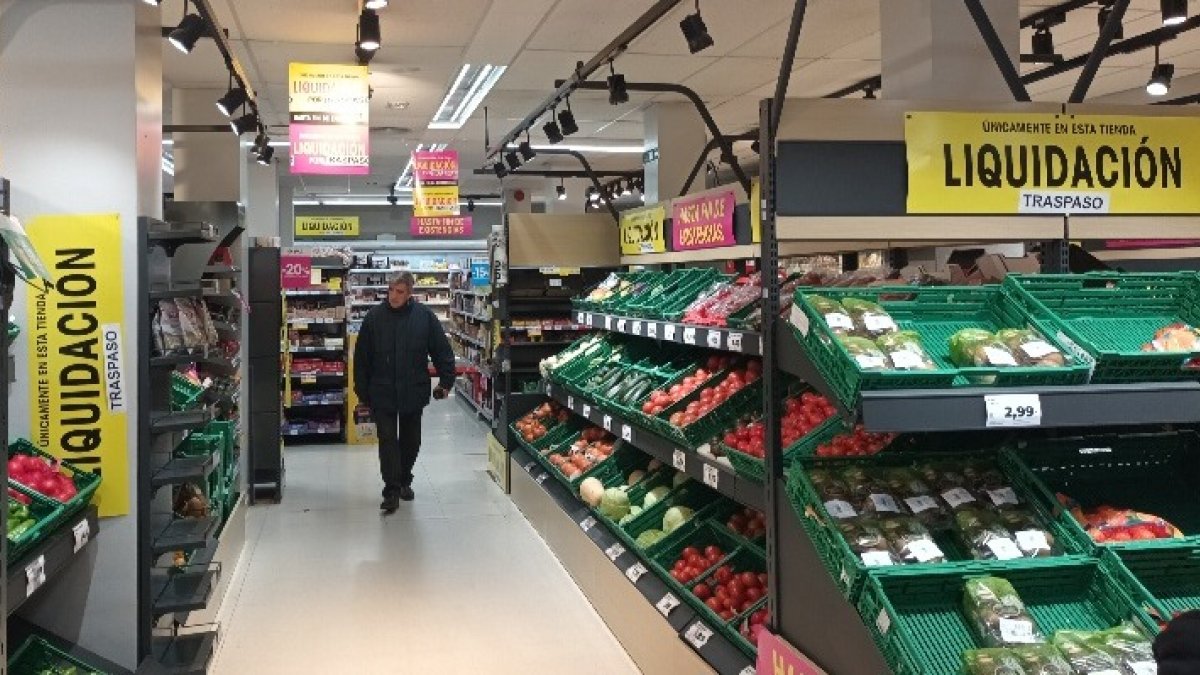 En la Comunidad 17 supermercados DIA están de liquidación antes de la venta a Alcampo. L. V.