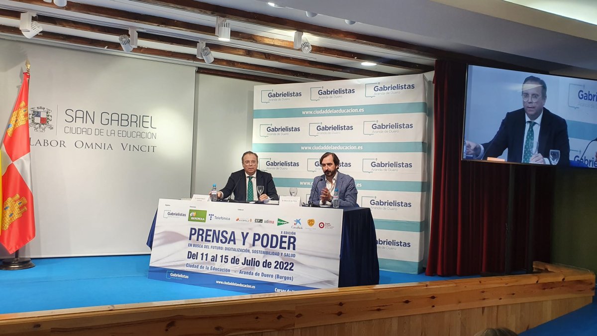 Antonio Carmona durante su ponencia junto al moderador de la UDIMA, Arturo De las Heras