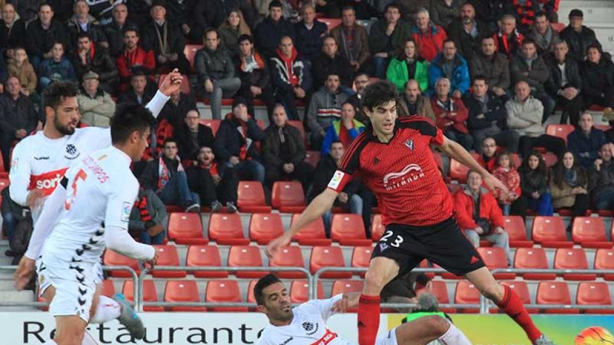 Imagen del encuentro que jugaron el Mirandés y el Nàstic enAnduva la pasada temporada.-JOSÉ ESTEBAN EGURROLA