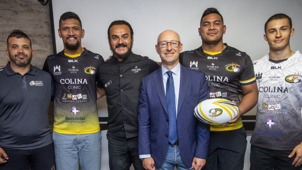 Matamu, Sagaga y Rascón posan con las nuevas equipaciones del UBU Colina Clinic en compañía del técnico, David Martín, el presidente, Iñaki Sicilia, y el directivo y patrocinador César Colina, ayer, en la sede de Colina Clinic.-SANTI OTERO