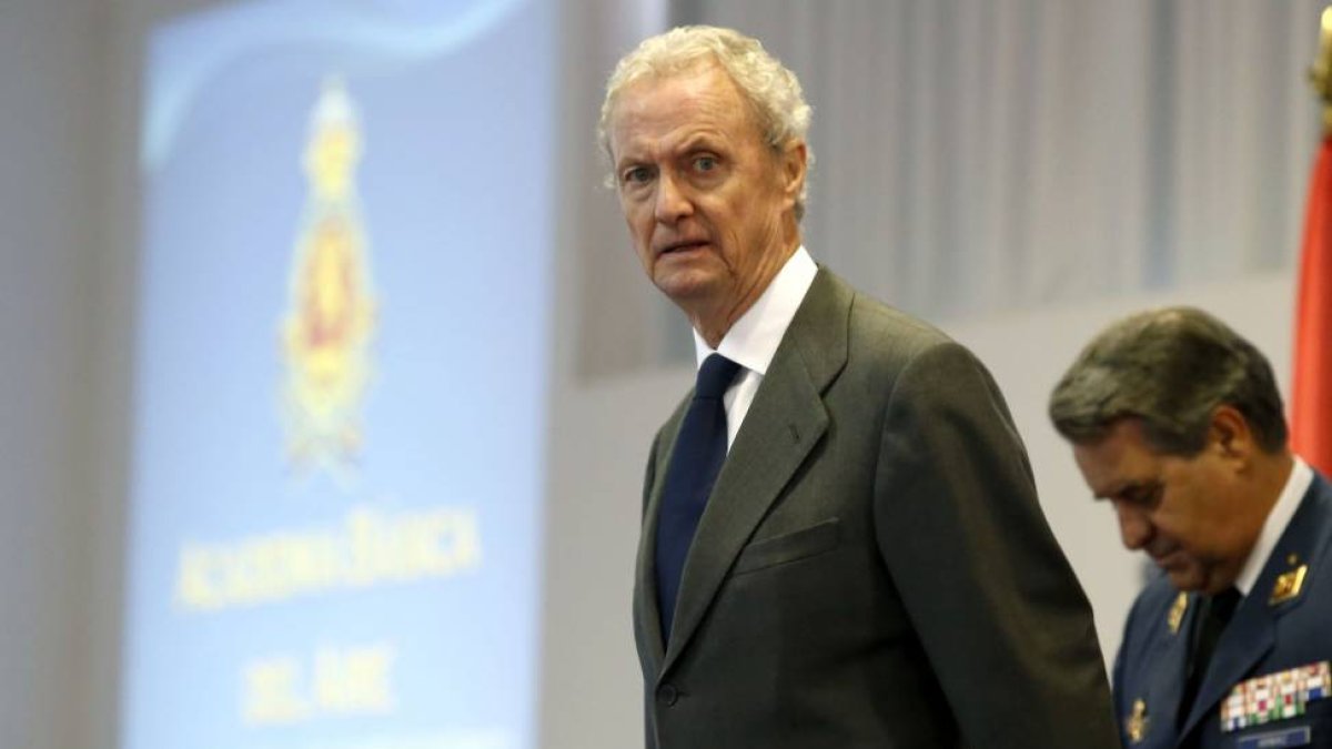 El ministro de Defensa, Pedro Morenés, acompañado por el jefe del Estado Mayor del Ejército del Aire, Francisco Javier García, inaugura el Curso Académico 2014-2015 de la Academia Básica del Aire de La Virgen del Camino-Ical