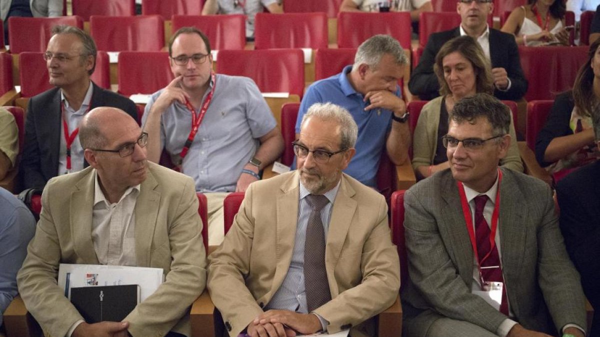 Inauguración de la Jornada Startup Olé. El rector de la USAL, Daniel Hernández Ruipérez, el viceconsejero en funciones de Economía y Competitividad, Carlos Martín Toballina(I) y el director de la comisión europea-startup Europe, Isidro Laso (D) entre otro-ICAL