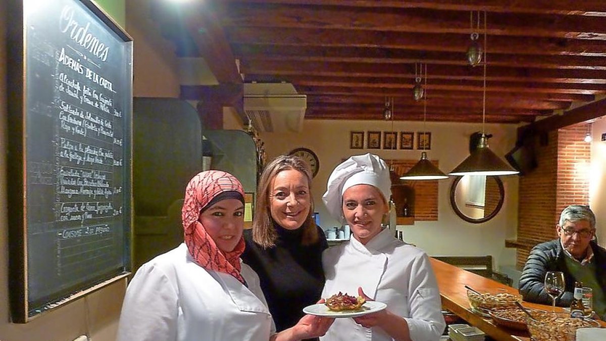 Carmen Fernández (en el centro), Karima y Natalia muestran uno de sus platos.-T.S.T