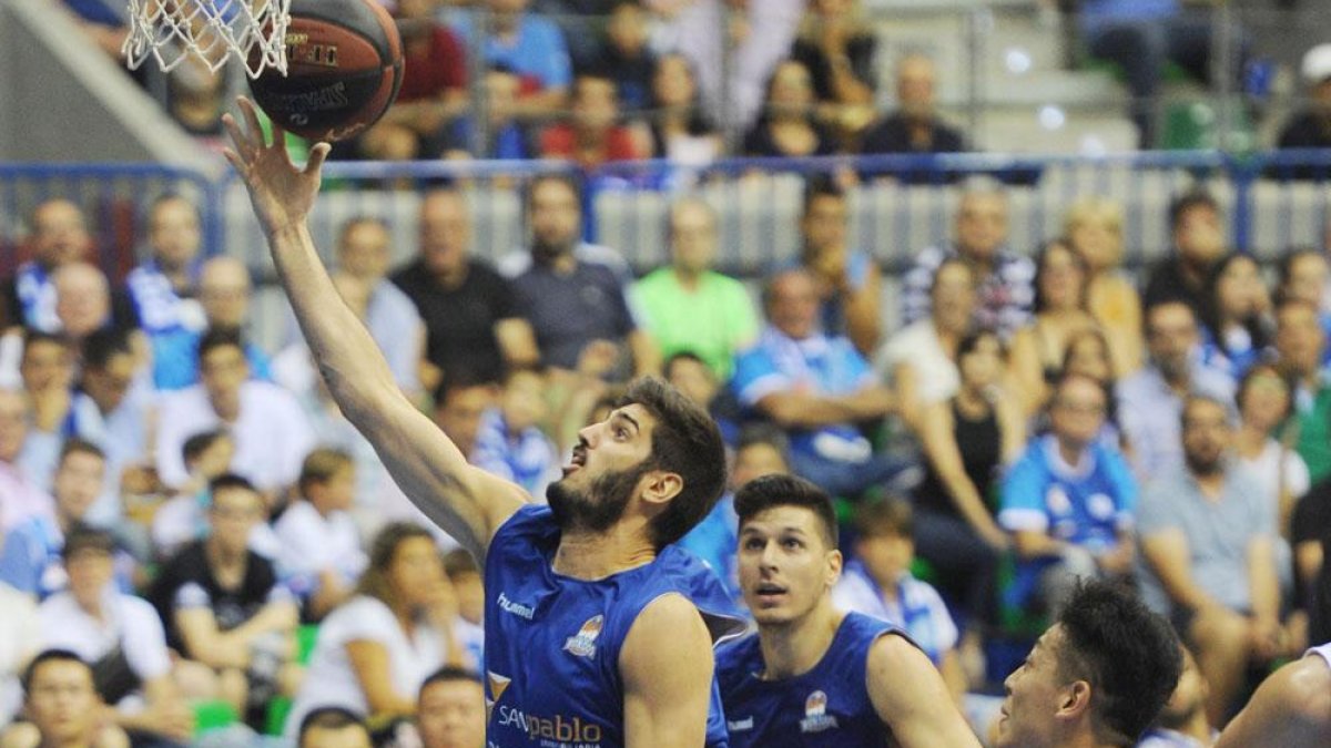 Barrera entra a canasta en el choque ante el Shenzhen.-Israel L. Murillo