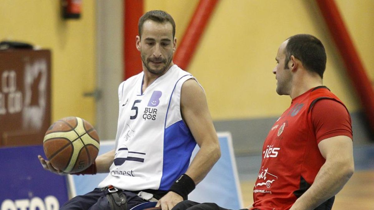 Manu Somavilla intenta escapar del marcaje de un rival.-SANTI OTERO