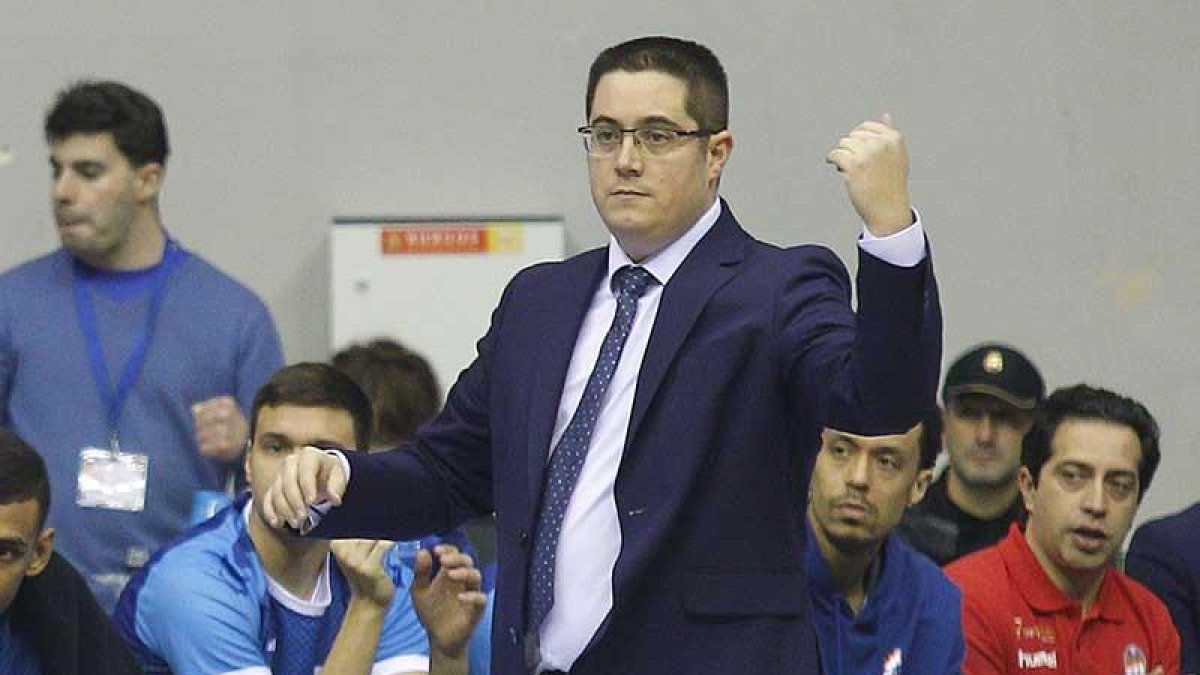 Epi da instrucciones durante un partido.-SANTI OTERO