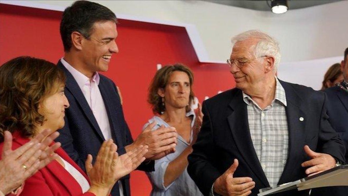 Pedro Sánchez aplaude a Josep Borrell tras conocer los resultados electorales.-JOSÉ LUIS ROCA
