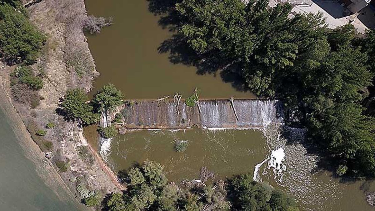 Una de las intervenciones de mayor calado ha sido la realizada en la presa del Salto, al paso del Duero por la localidad ribereña de Fresnillo de las Dueñas.-ECB