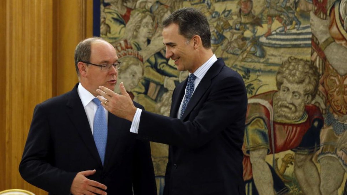 El rey Felipe VI conversa con el Príncipe Alberto de Mónaco en el Palacio de la Zarzuela antes de la cena de presentación de la delegación en España de la Fundación Príncipe Alberto II de Mónaco.-EFE / JUAN CARLOS HIDALGO