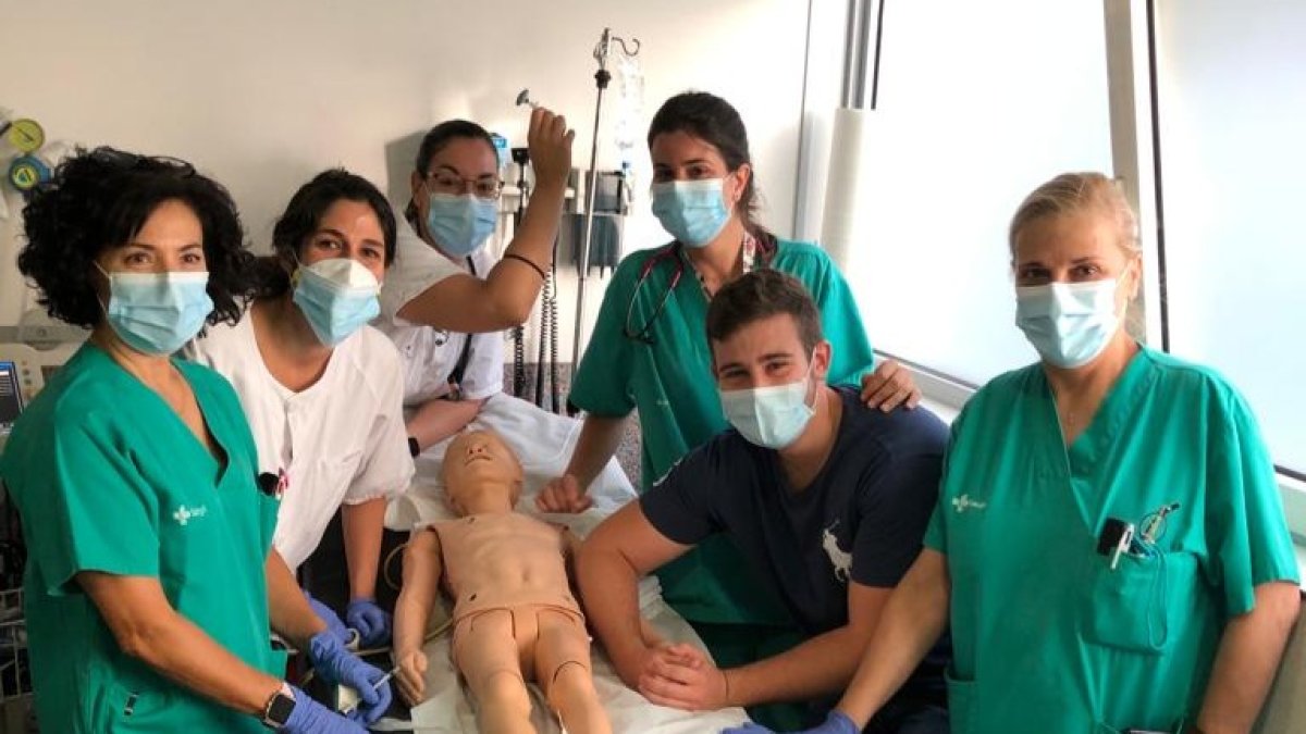 Un grupo de participantes en estas prácticas de pediatría de emergencias. ECB