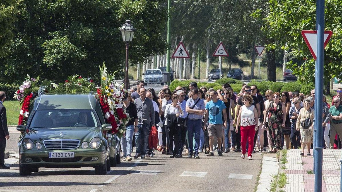 Los coches fúnebres se dirigen al cementerio de San José tras el funeral de ayer.-SANTI OTERO