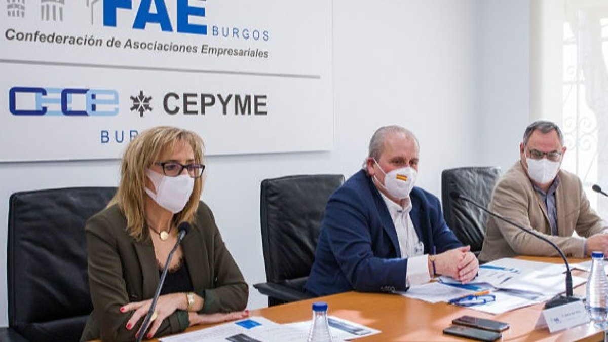 Molero, San Millán y Llarena, ayer en la sede de FAE durante la presentación del índice de confianza empresarial. TOMÁS ALONSO