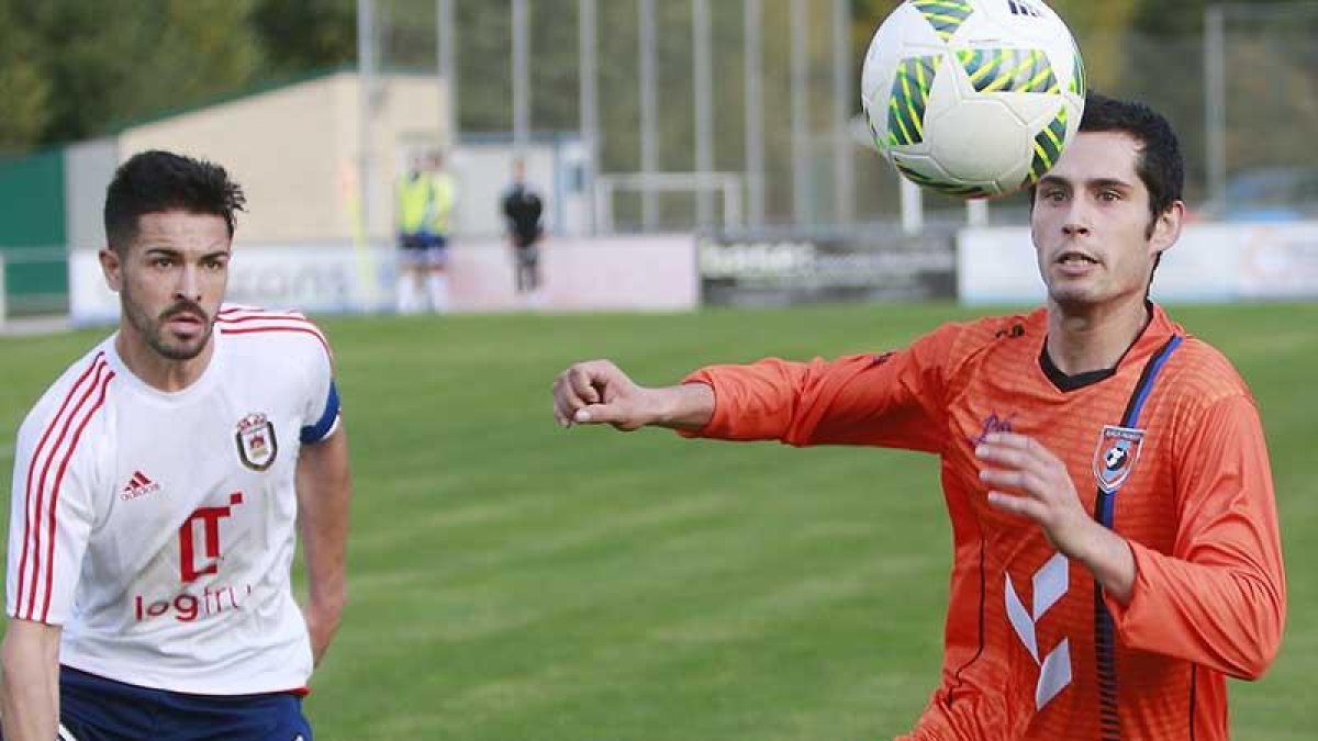 El delantero burgalés Soto intenta llevarse un balón de cabeza en el choque de ayer en Castañares-Raúl G. Ochoa
