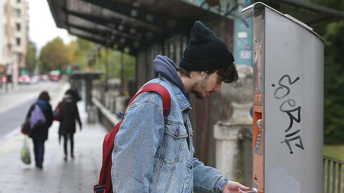 Un joven recarga su tarjeta en una máquina de la ciudad.-RAÚL G. OCHOA