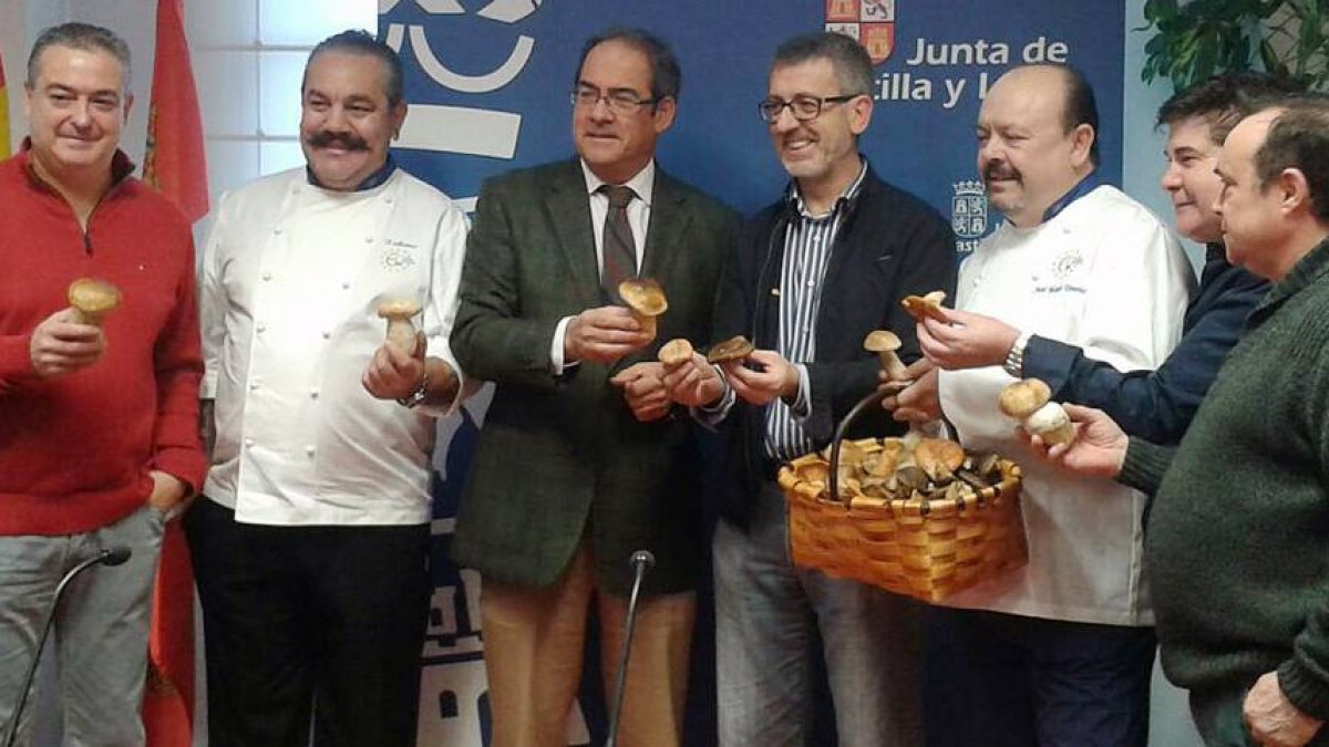 El delegado (centro), posa con los responsables de algunos de los 30 establecimientos que participan en las jornadas Buscasetas, hasta el día 23-ECB