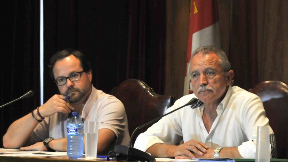 Migiel Armillas, portavoz de C´s y José Antonio de Miguel, alcalde de Almazán.-Valentín Guisande