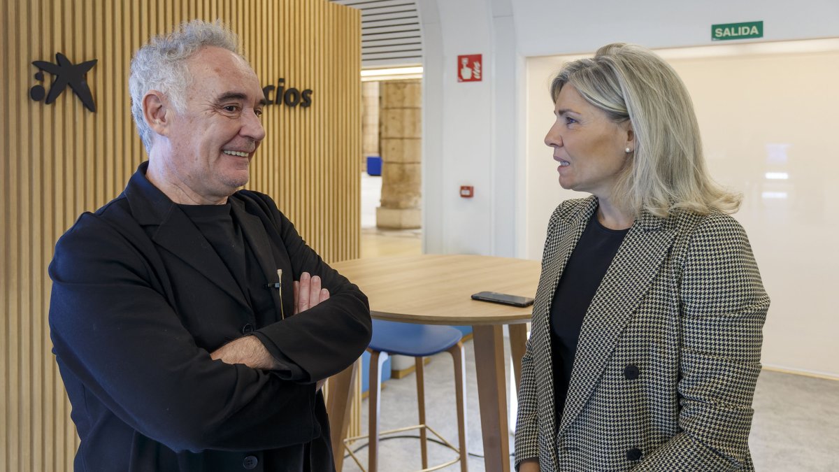 El presidente ElBulliFoundation y chef Ferrán Adrià visita la Casa del Cordón, acompañado por la directora territorial de CaixaBank, Belén Martín. ICAL