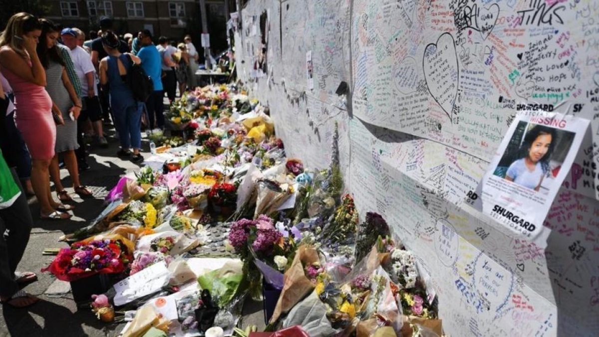 Flores en homenaje a las víctimas cerca de la Grenfell Tower, en North Kensington (Londres), el 17 de junio.-EFE / ANDY RAIN