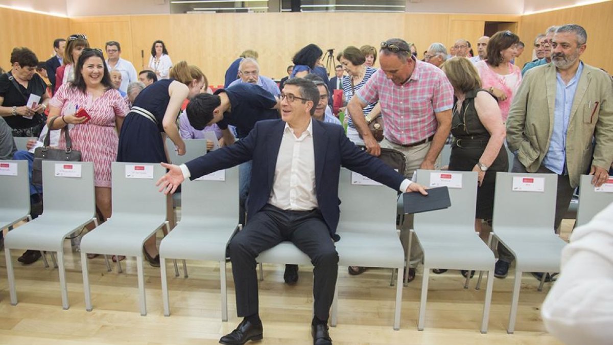 Patxi López, antes de su intervención, ayer, en Burgos.-ICAL