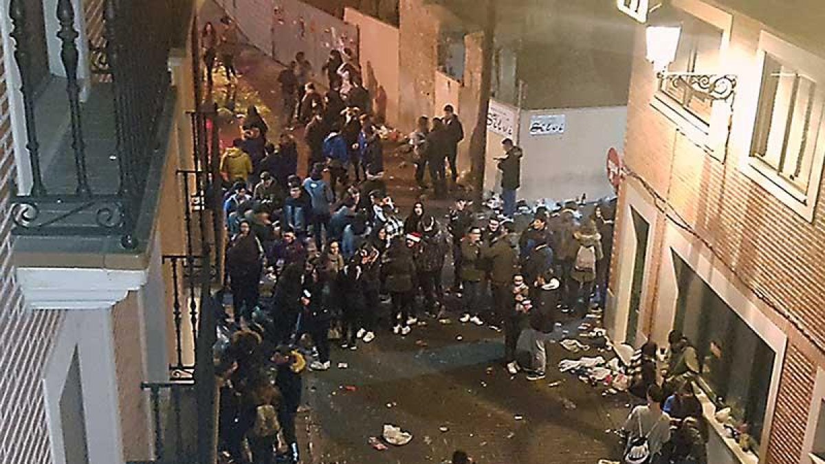 Los botellones nocturnos en Aranda generan molestias a los vecinos y dejan las calles llenas de residuos.-M.J.P.
