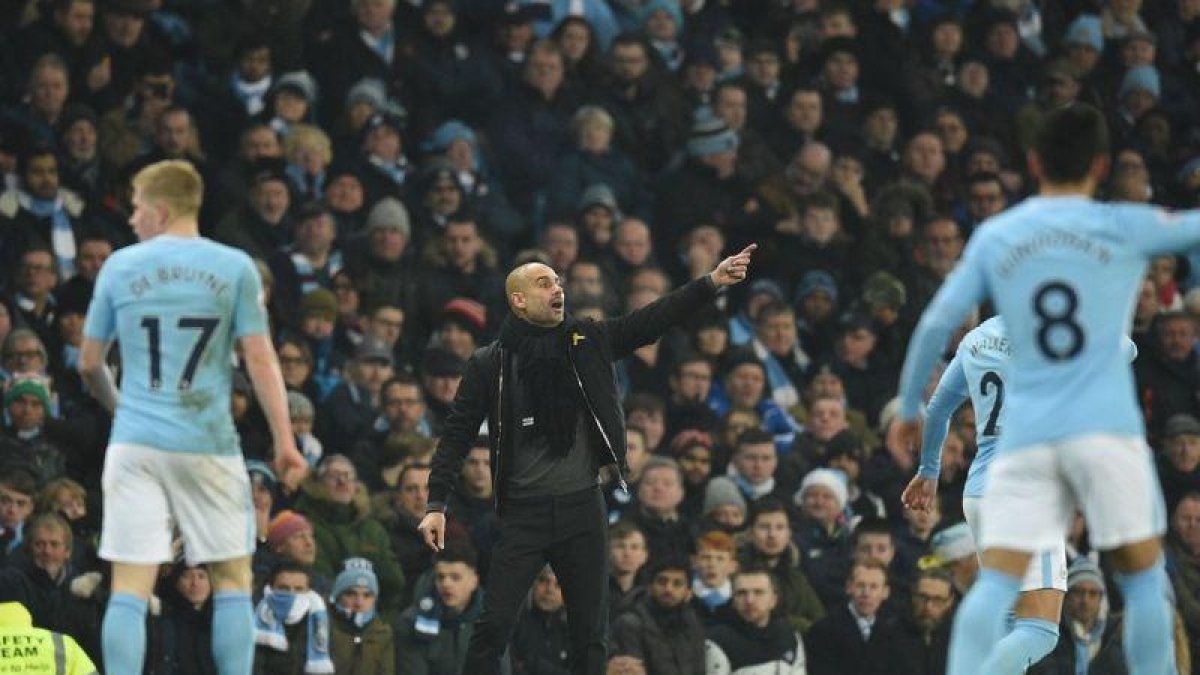 Pep Guardiola da consignas a sus jugadores.-AFP / OLI SCARFF (AFP)