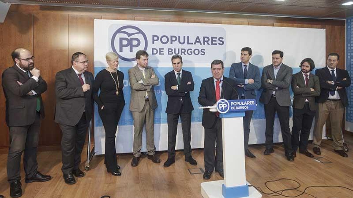 Las direcciones del PP de Burgos y del grupo parlamentario, durante su intervención de ayer.-SANTI OTERO