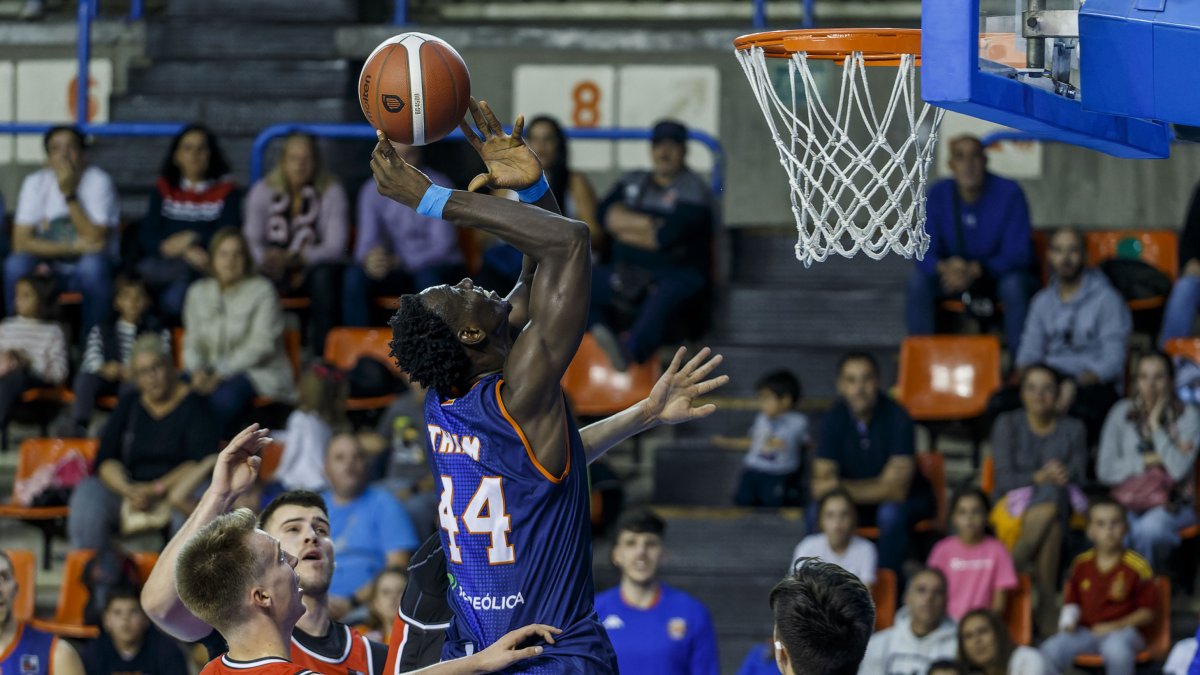 Thiam lucha por el rebote ante Basket Navarra. ECB