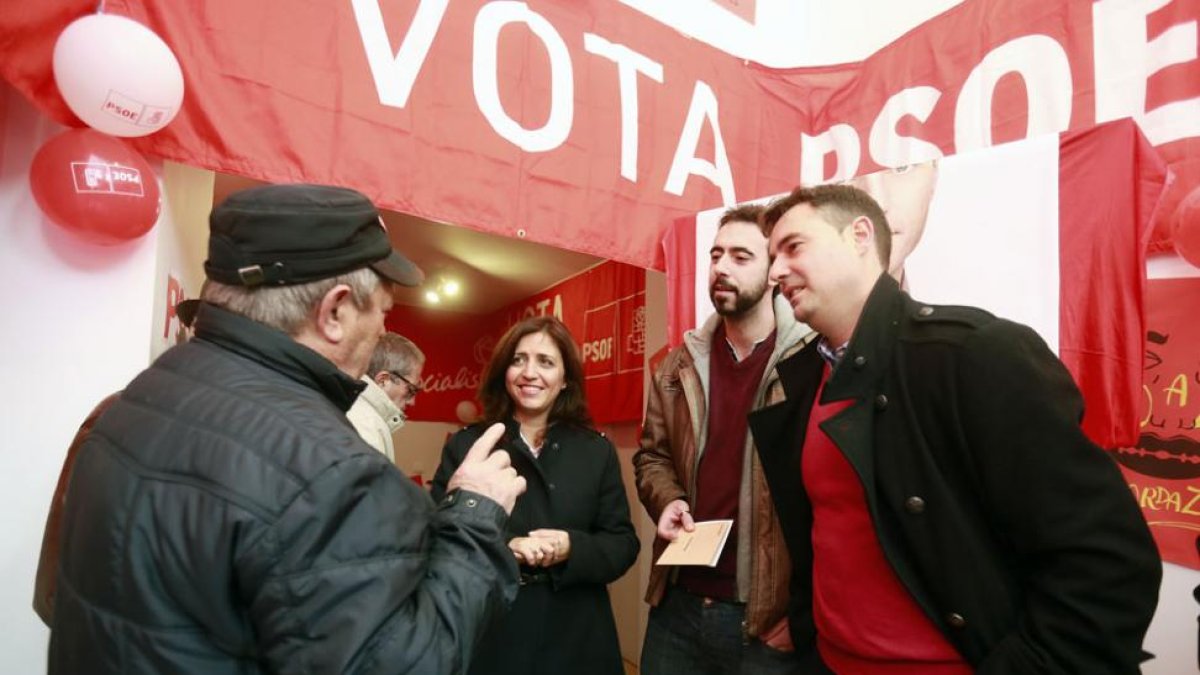 La candidata al Congreso, Esther Peña, y Daniel de la Rosa con afiliados.-RAÚL G. OCHOA