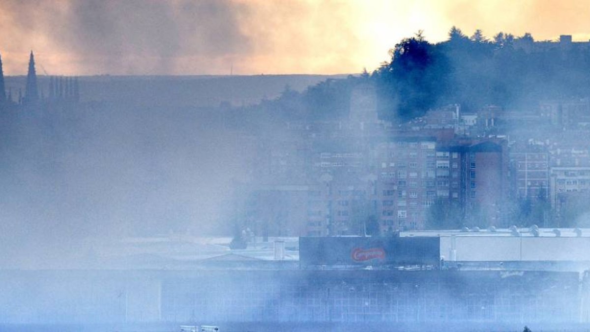 La factoría, del polígono de Gamonal-Villayuda, ayer todavía humeaba, tras el voraz incendio.-ISRAEL L. MURILLO