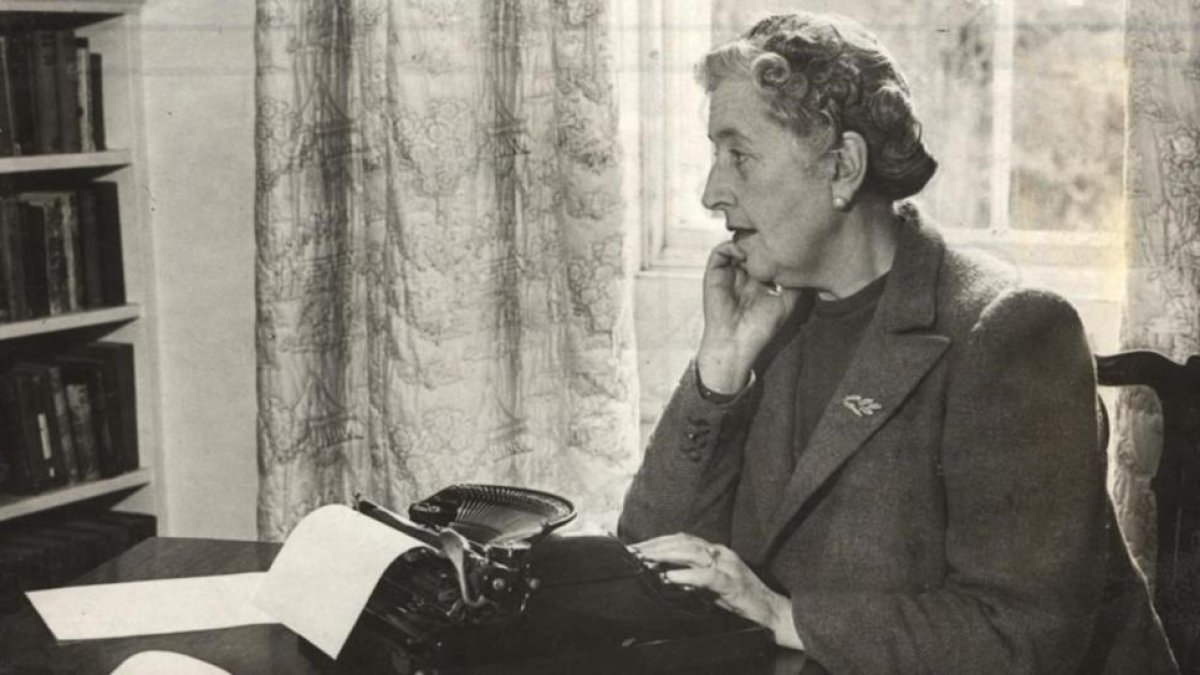 Agatha Christie ante su máquina de escribir-