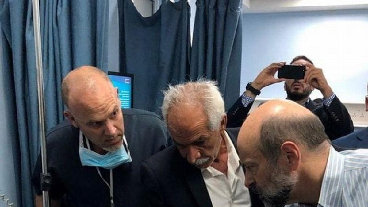 El primer ministro de Jordania Omar al-Razzaz visita a un herido en un hospital en Amman Jordania.-PETRA JORDAN NEWS AGENCY HA/EPA