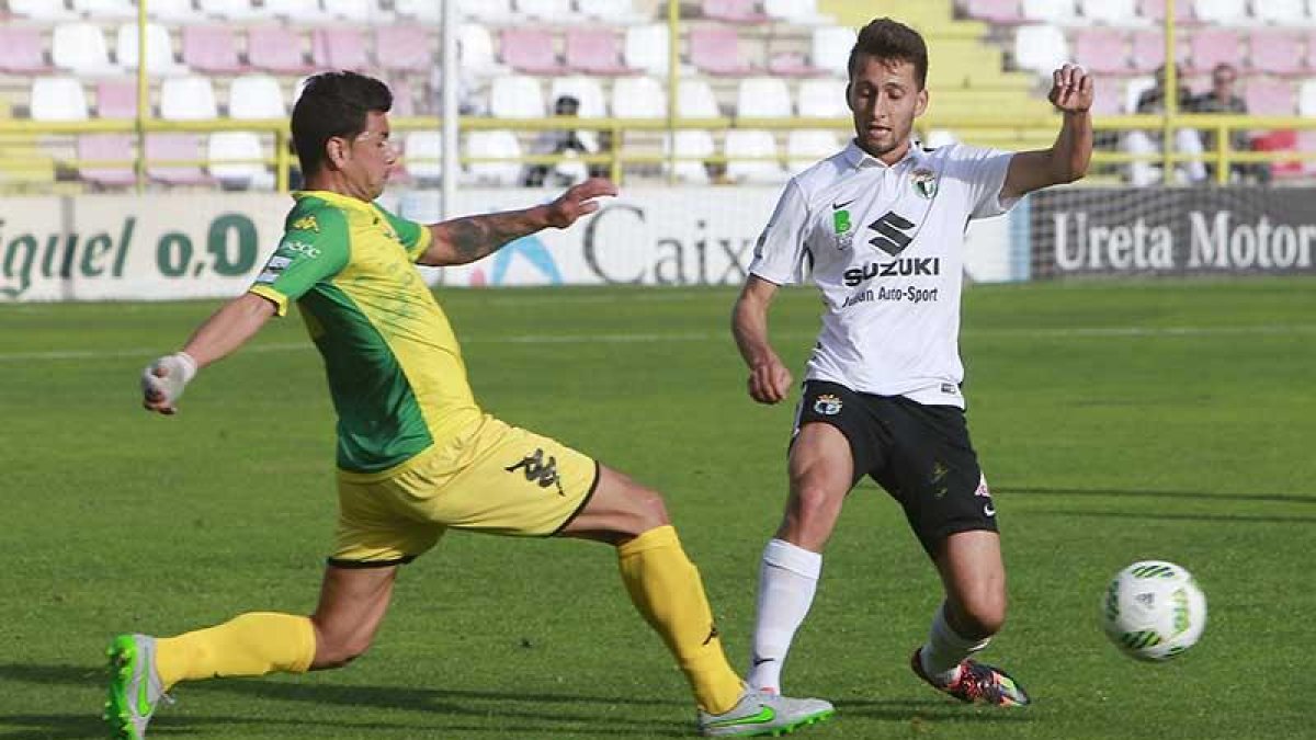Uxío, que volvería al once inicial como tercer central, pugna por un balón.-RAÚL G. OCHOA
