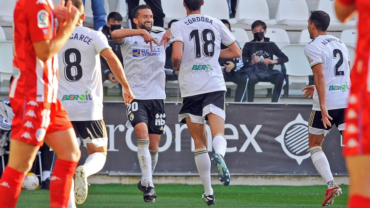 Grego celebra un gol con el Burgos CF. SANTI OTERO