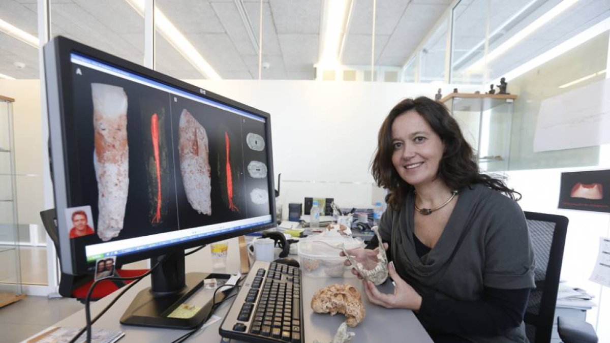 María Martinón posa en uno de los laboratorios del Centro Nacional de Investigación sobre Evolución Humana.-I.L.M.