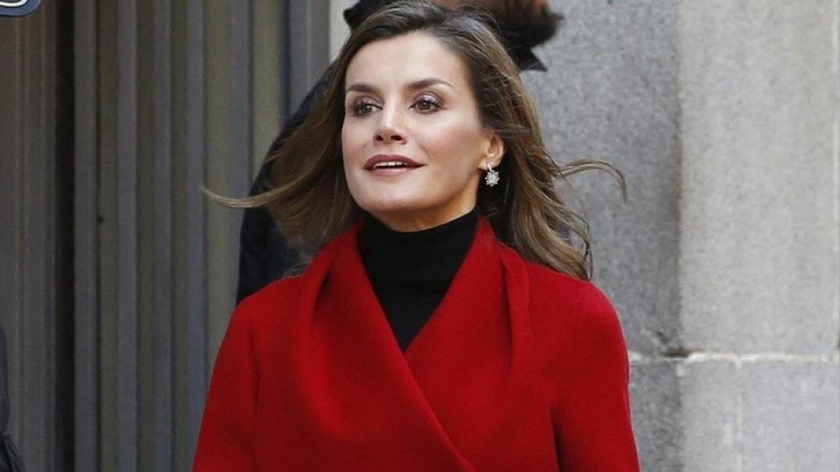 La reina Letizia, de rojo, el pasado 21 de diciembre, en un actor de la Asociación Española contra el Cáncer.-/ JAVIER LIZON