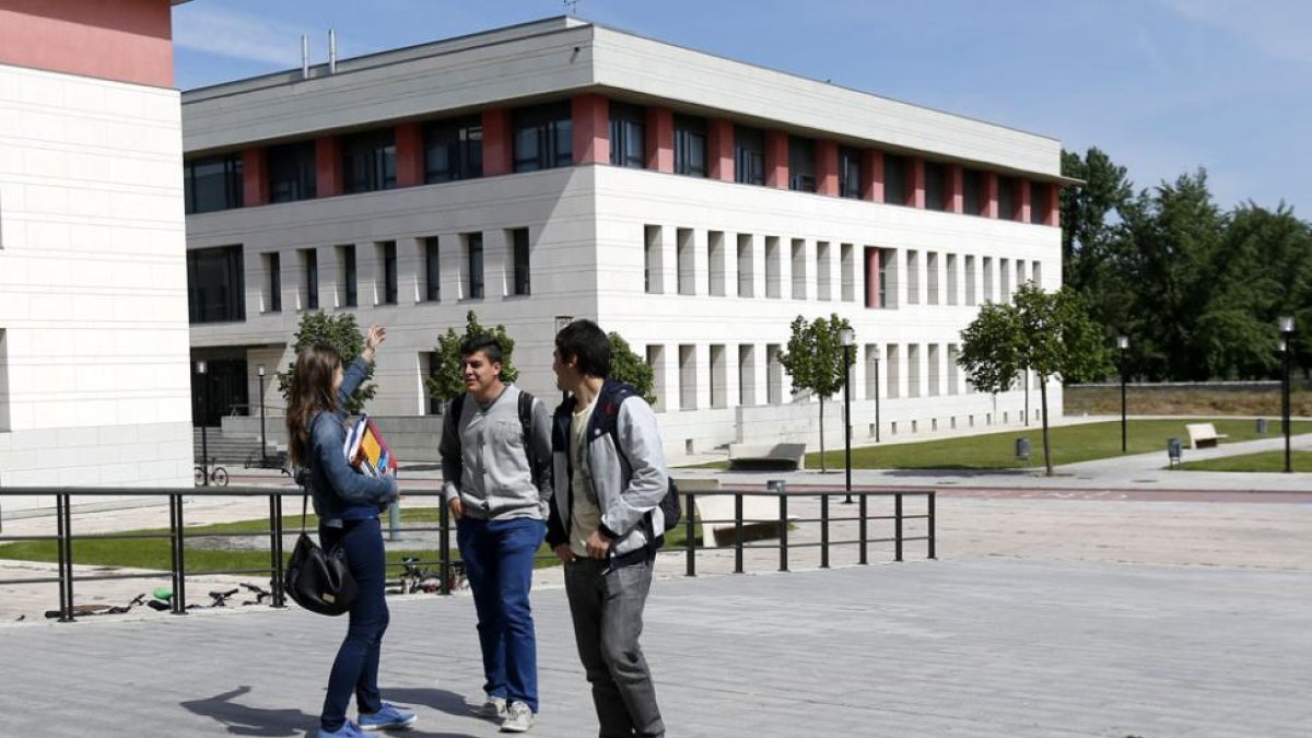 Unos universitarios en el acceso de la Facultad de Económicas y Empresariales.-RAÚL G. OCHOA